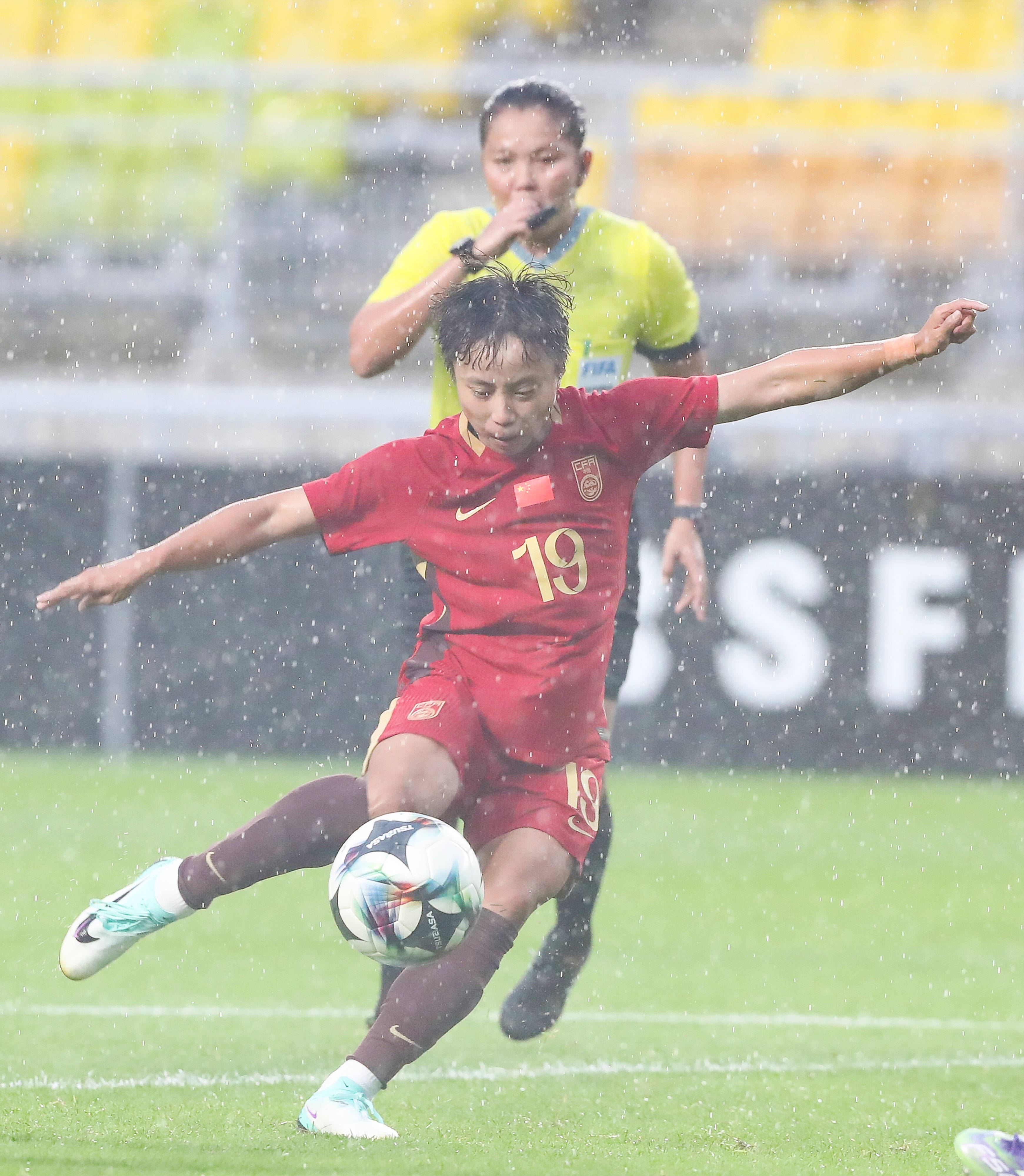 足球东亚杯：中国女足平日本女足