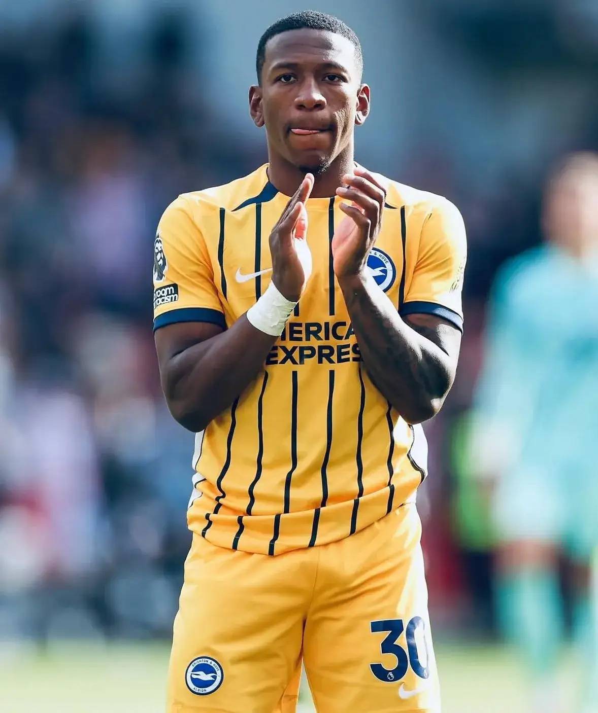 英超媒体透露：曼联有意布莱顿飞翼埃斯图皮尼安，身价3000万欧，不过要面对米兰的竞争