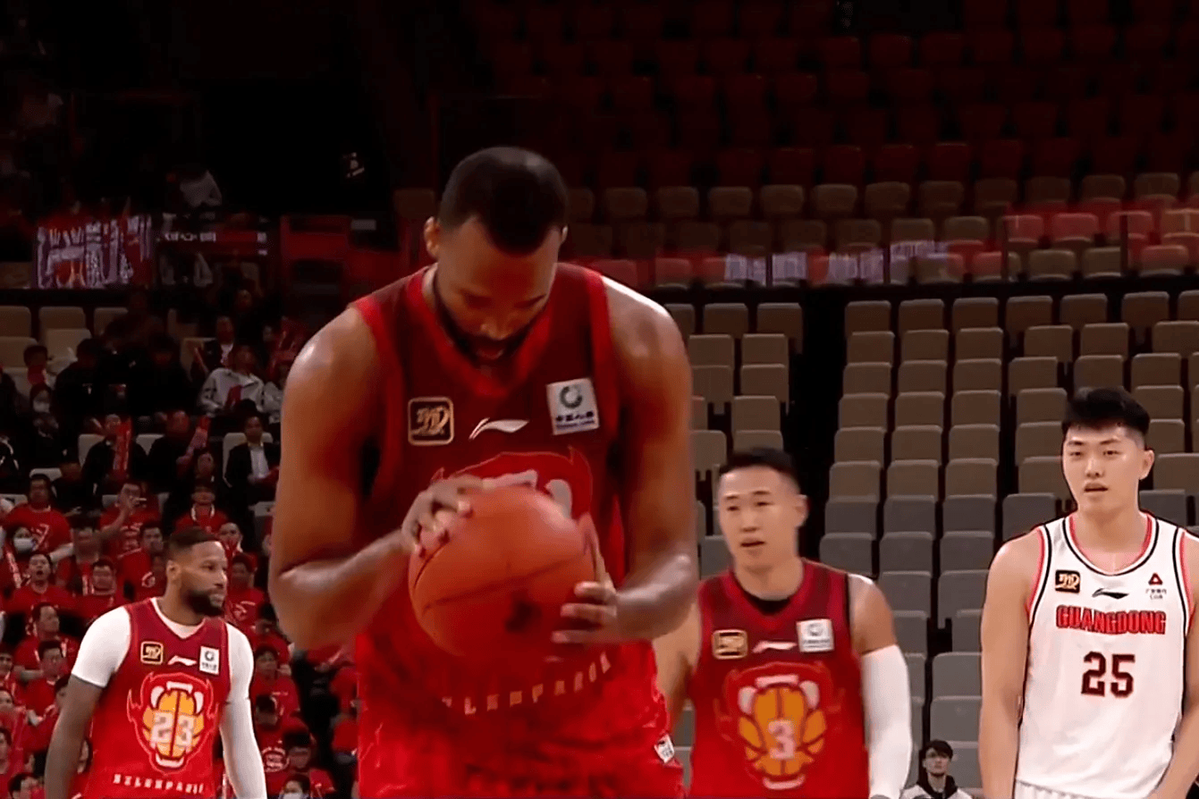 杜锋赌对了！CBA“暴力内线”或被广东队抢下，朱芳雨完成交易？