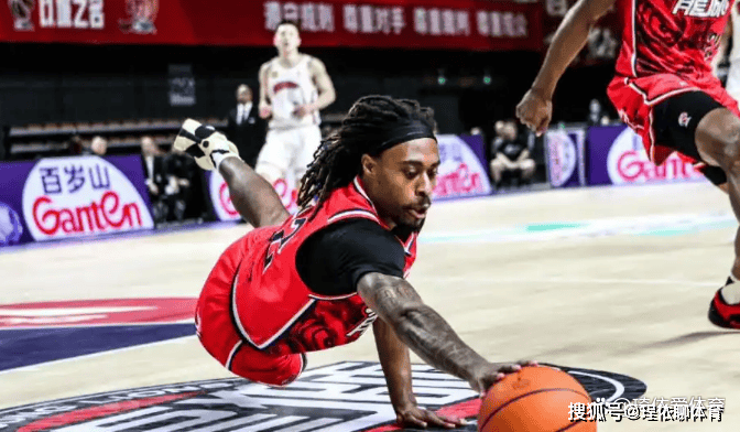 CBA风云：广东签约顶级外援，后场三剑客合体，朱芳雨就是厉害