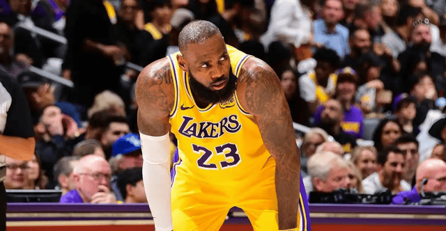 斯玛特加盟湖人，物是人非，一细节显示詹姆斯非常尴尬