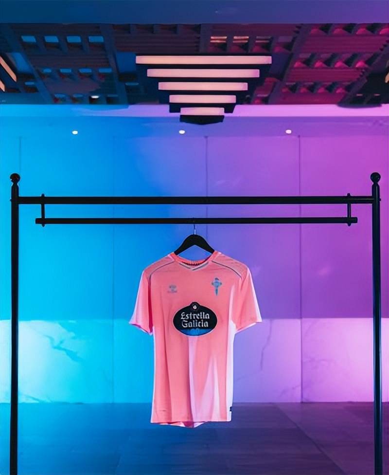 塞尔塔维戈发布25/26赛季第三件球衣