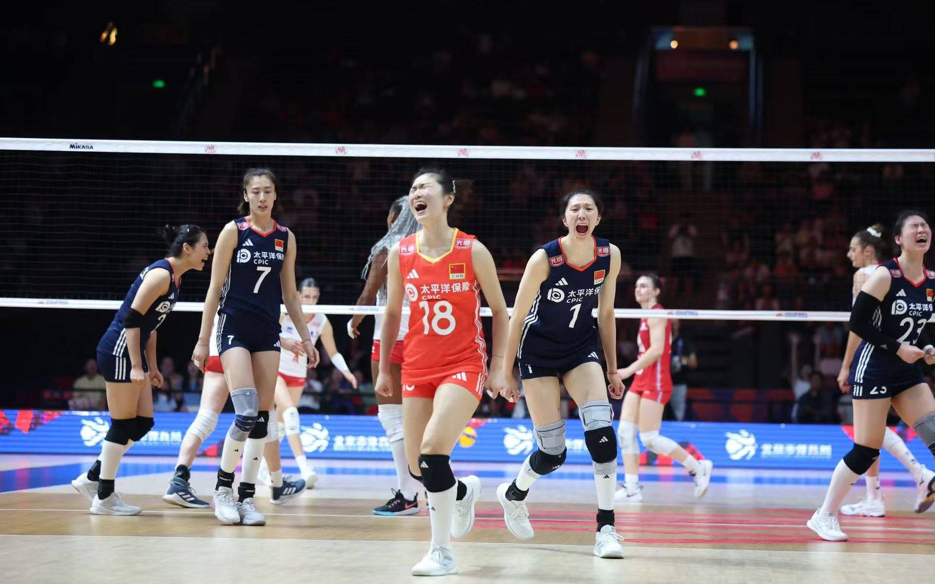 李盈莹現(xiàn)场助阵，中国女(nǚ)排轻取法国队