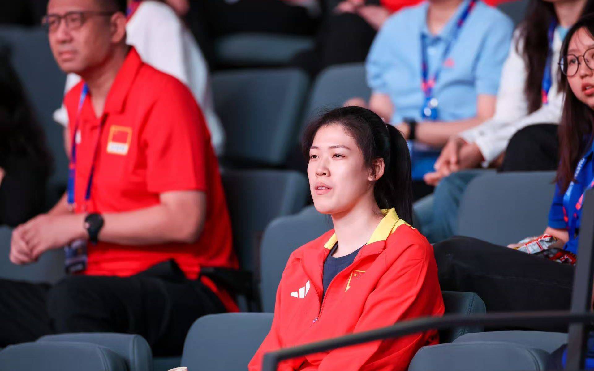 李盈莹现场助阵，中国女排轻取法国队