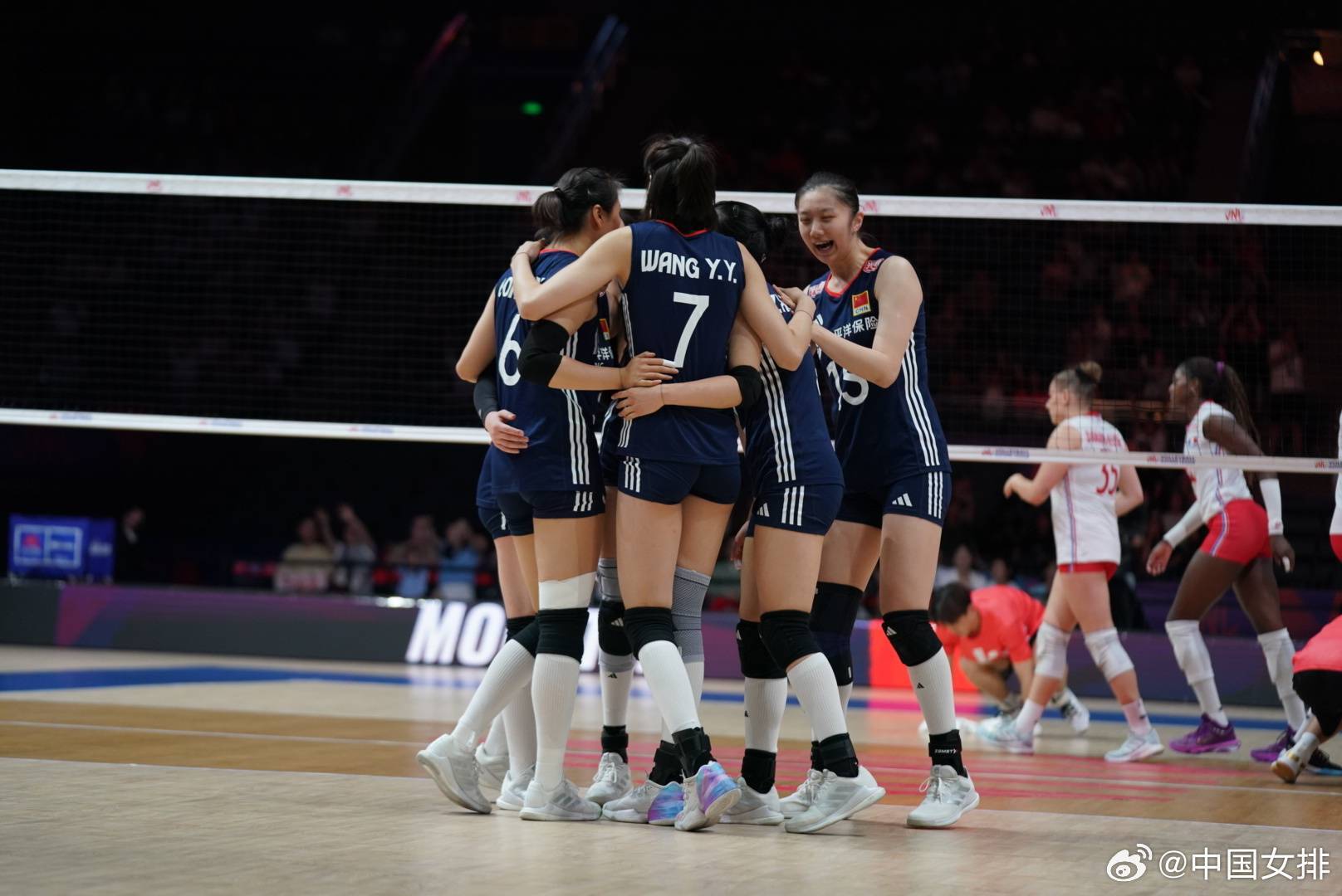 中国女(nǚ)排零封法国队 明日迎戰(zhàn)强敌土耳其