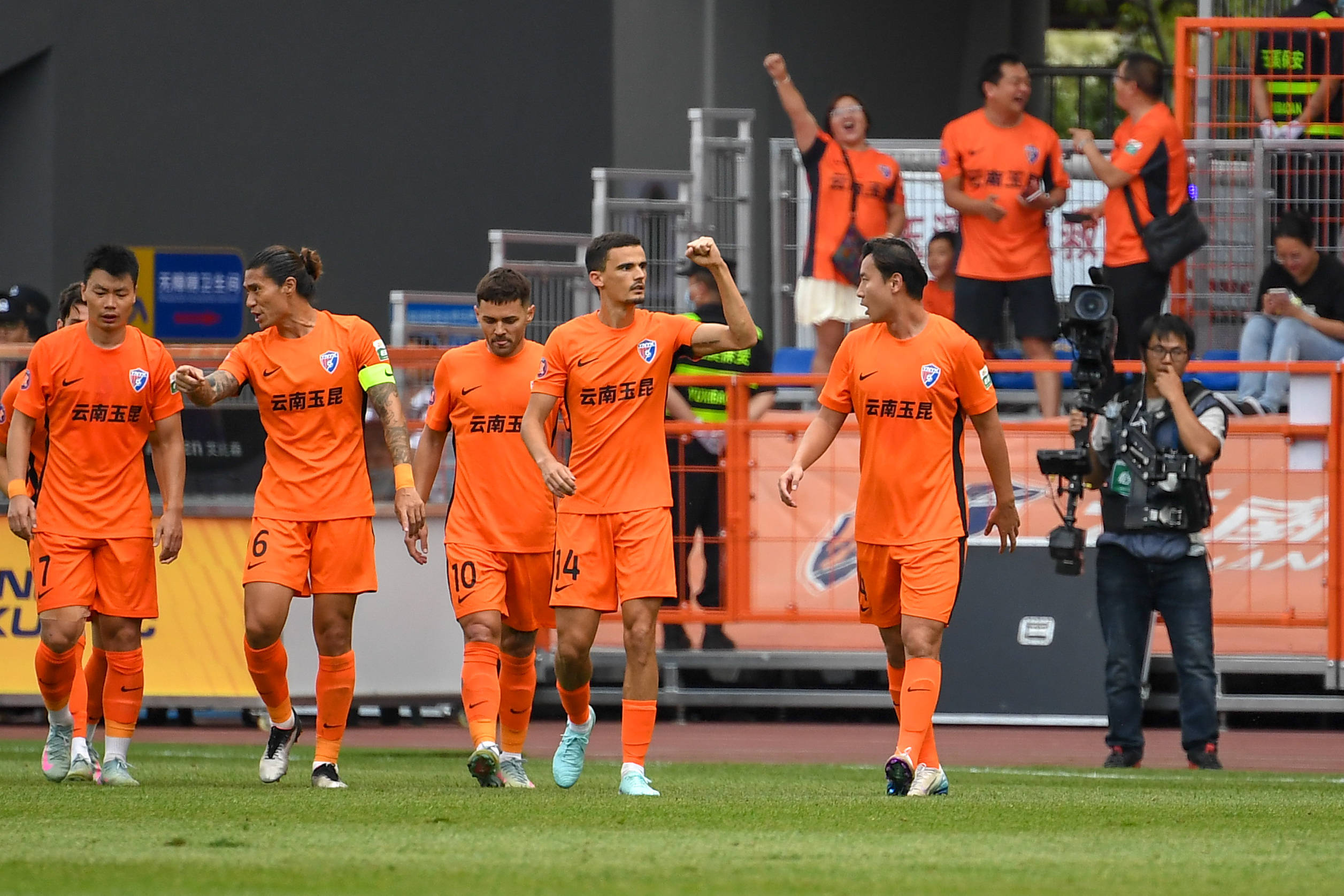 （体育）足球——中超：云南玉昆平上海申花