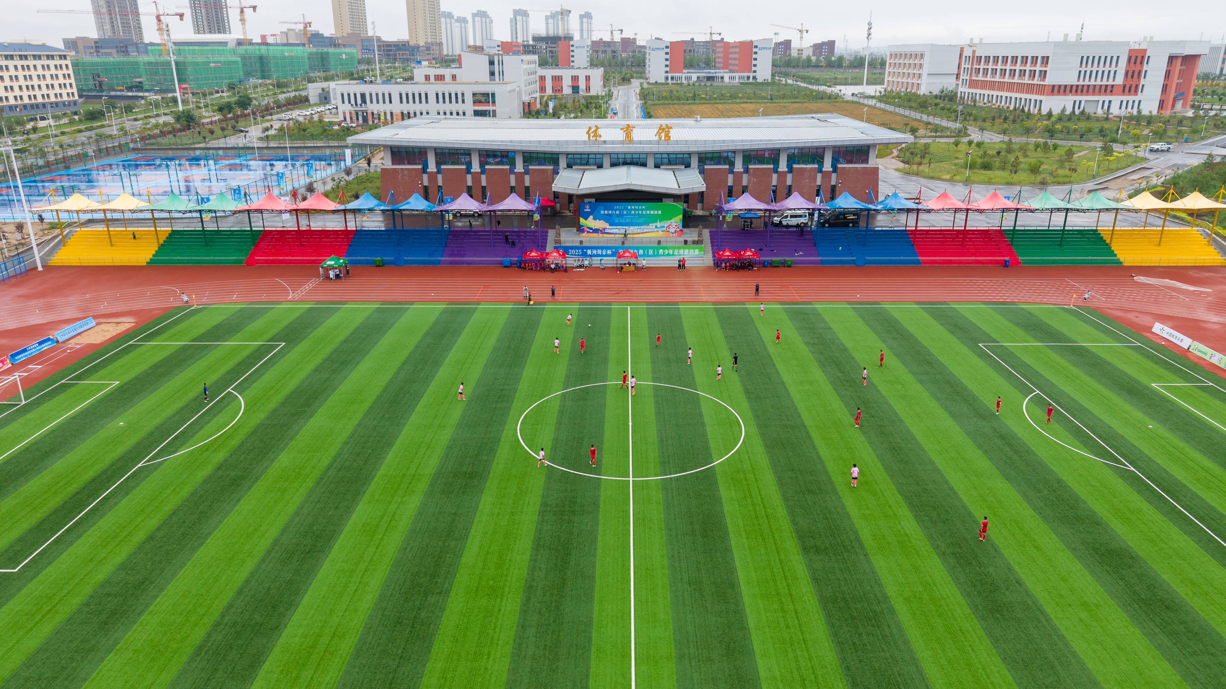 （体育）高原追风少年：从“牛粪足球”到黄河赛场