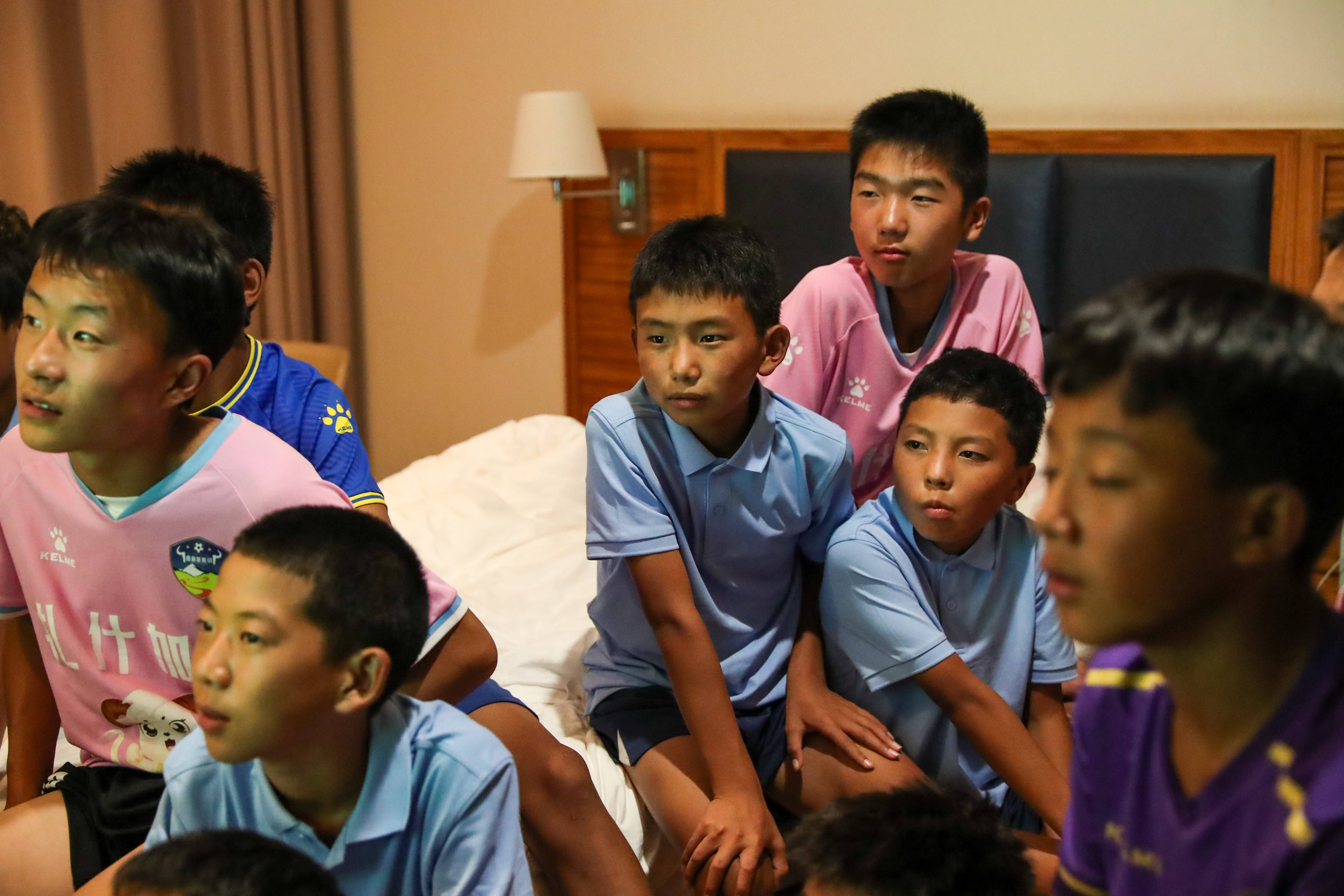 （体育）高原追风少年：从“牛粪足球”到黄河赛场