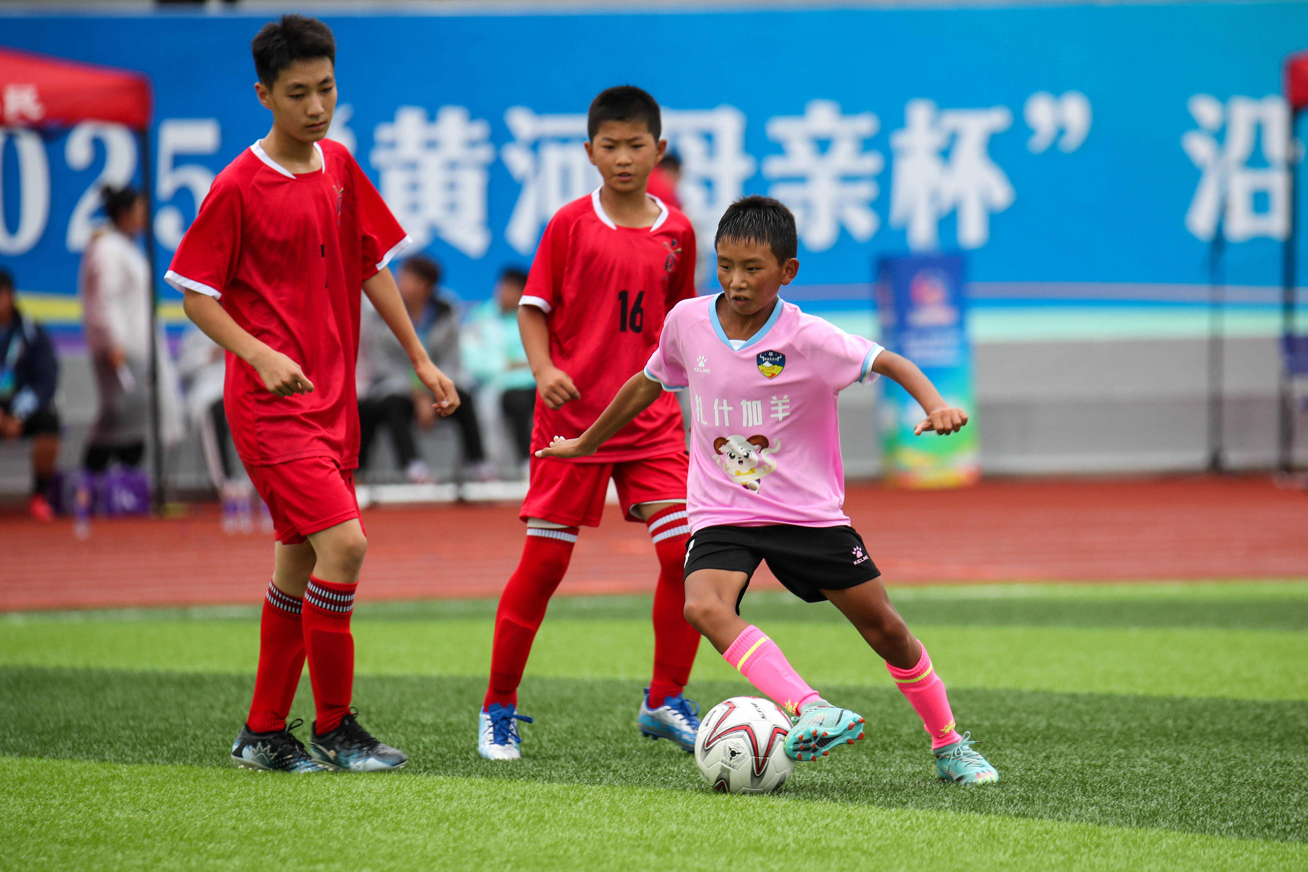 （体育）高原追风少年：从“牛粪足球”到黄河赛场