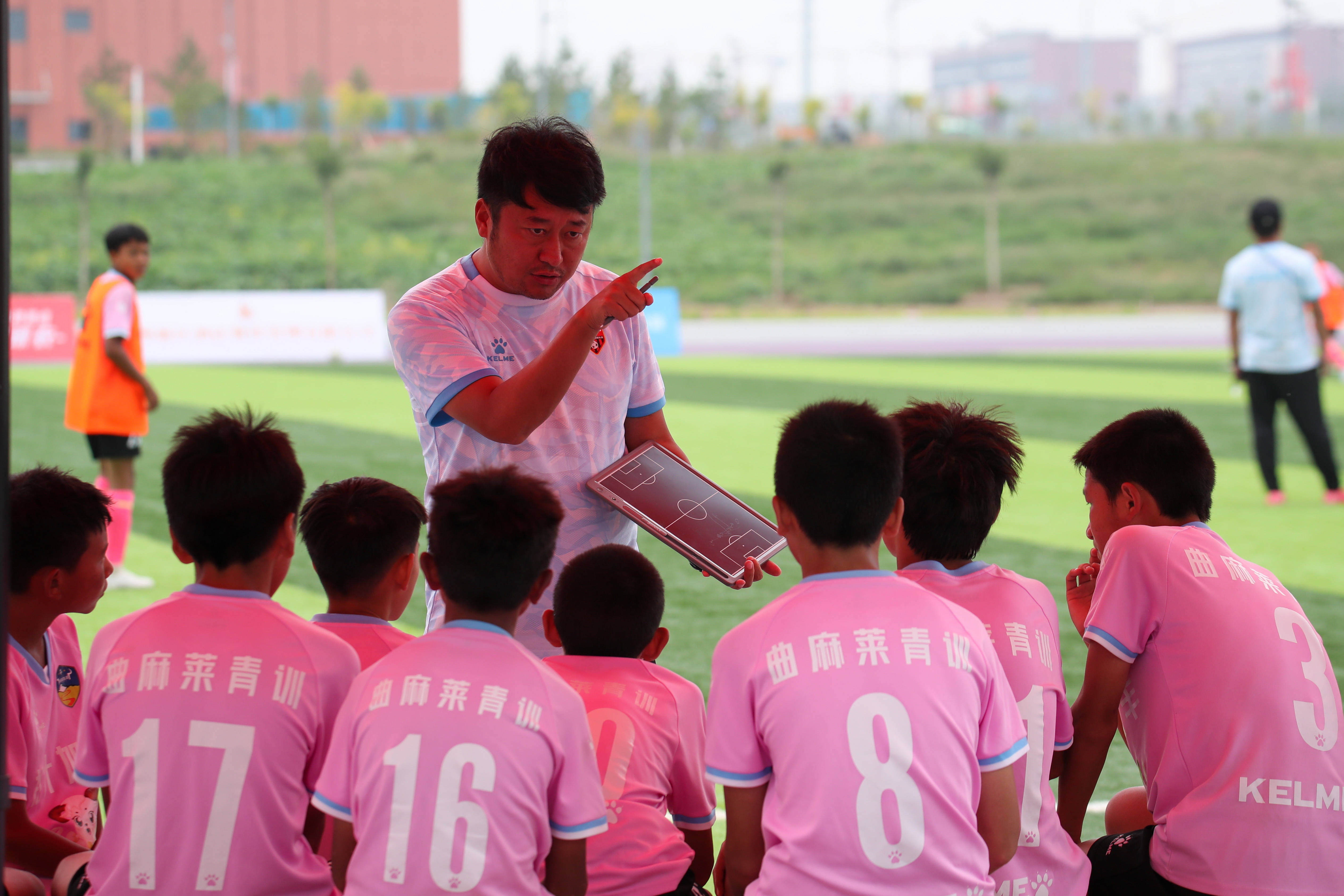 （体育）高原追风少年：从“牛粪足球”到黄河赛场