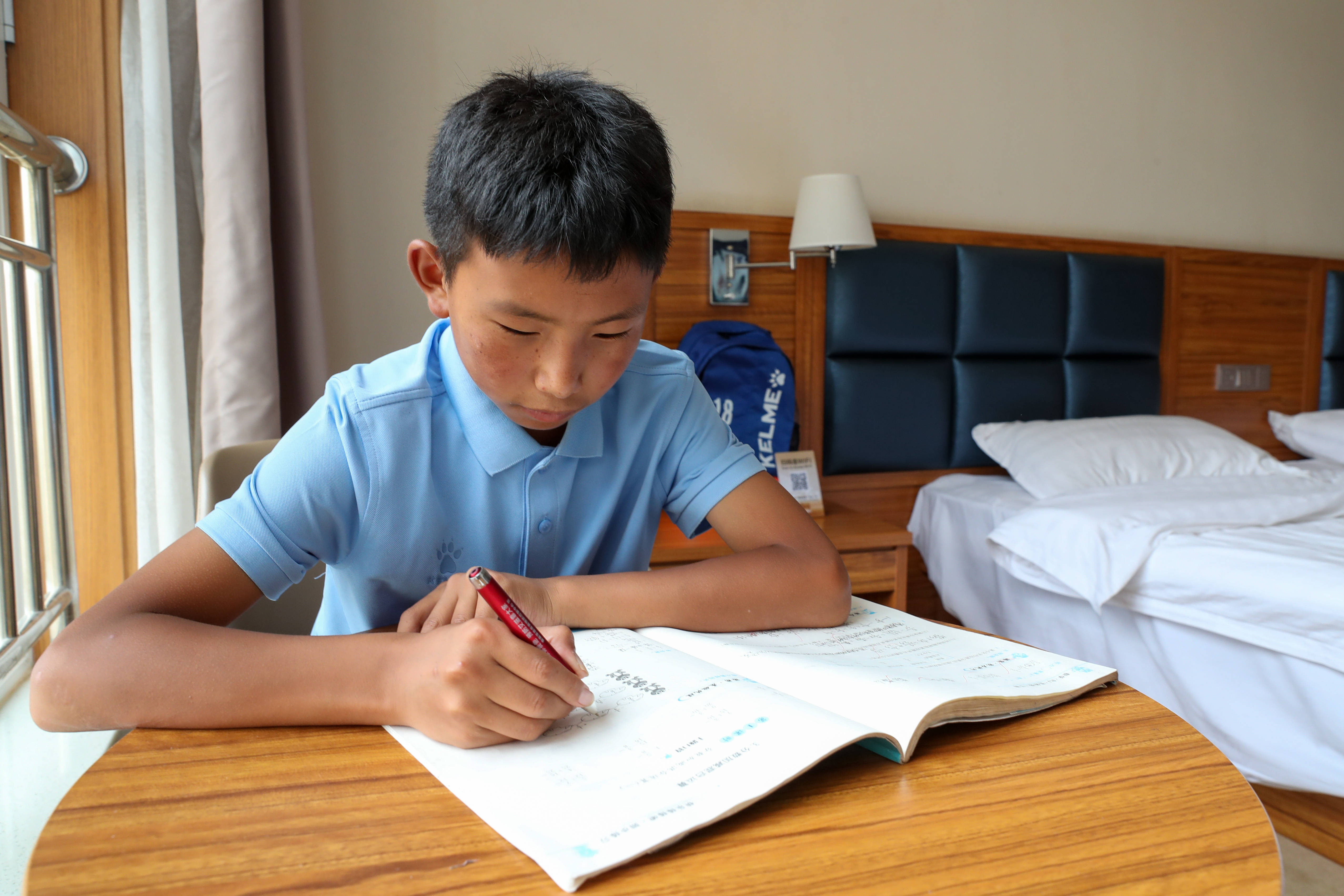 （体育）高原追风少年：从“牛粪足球”到黄河赛场