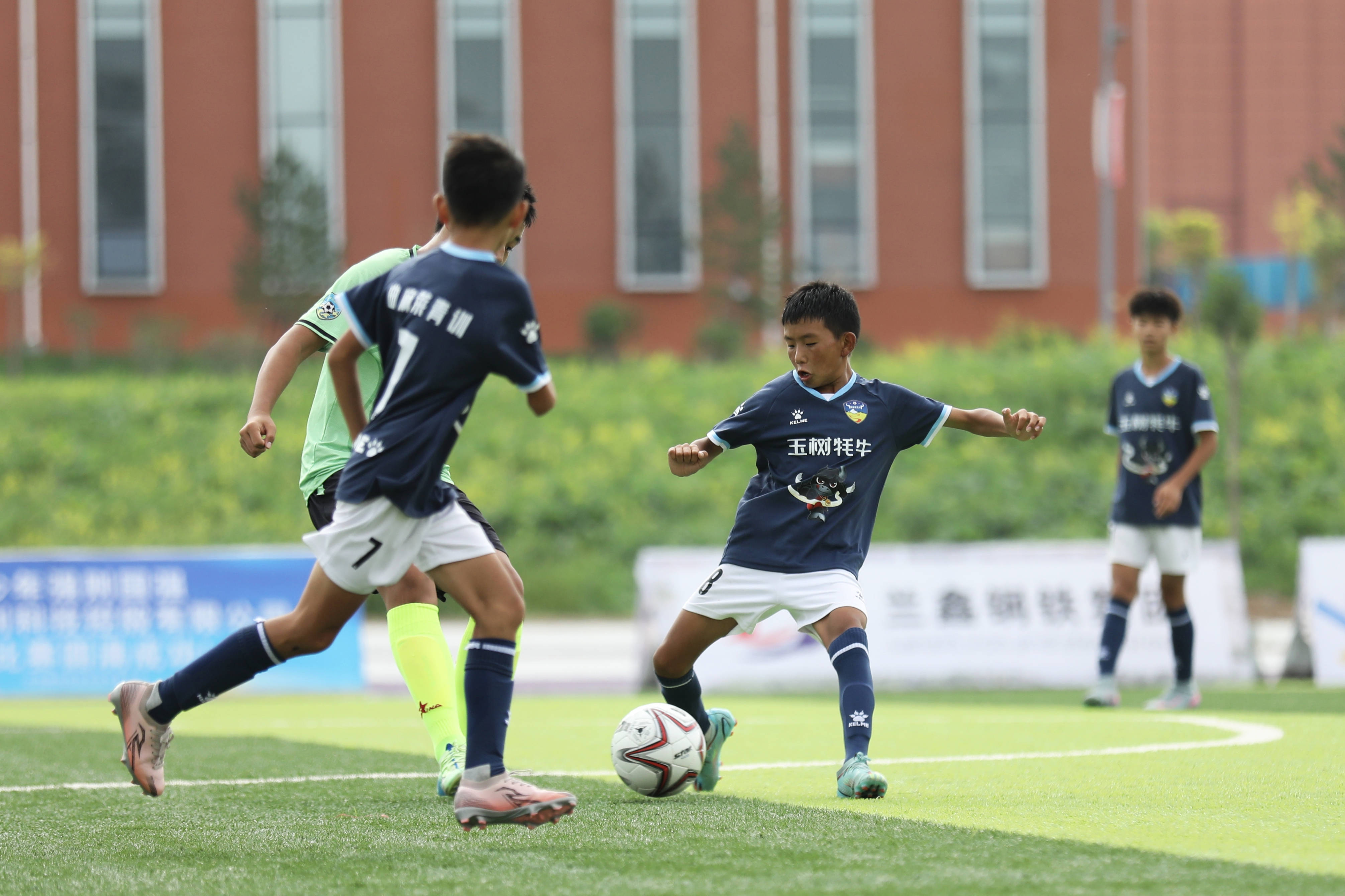 （体育）高原追风少年：从“牛粪足球”到黄河赛场