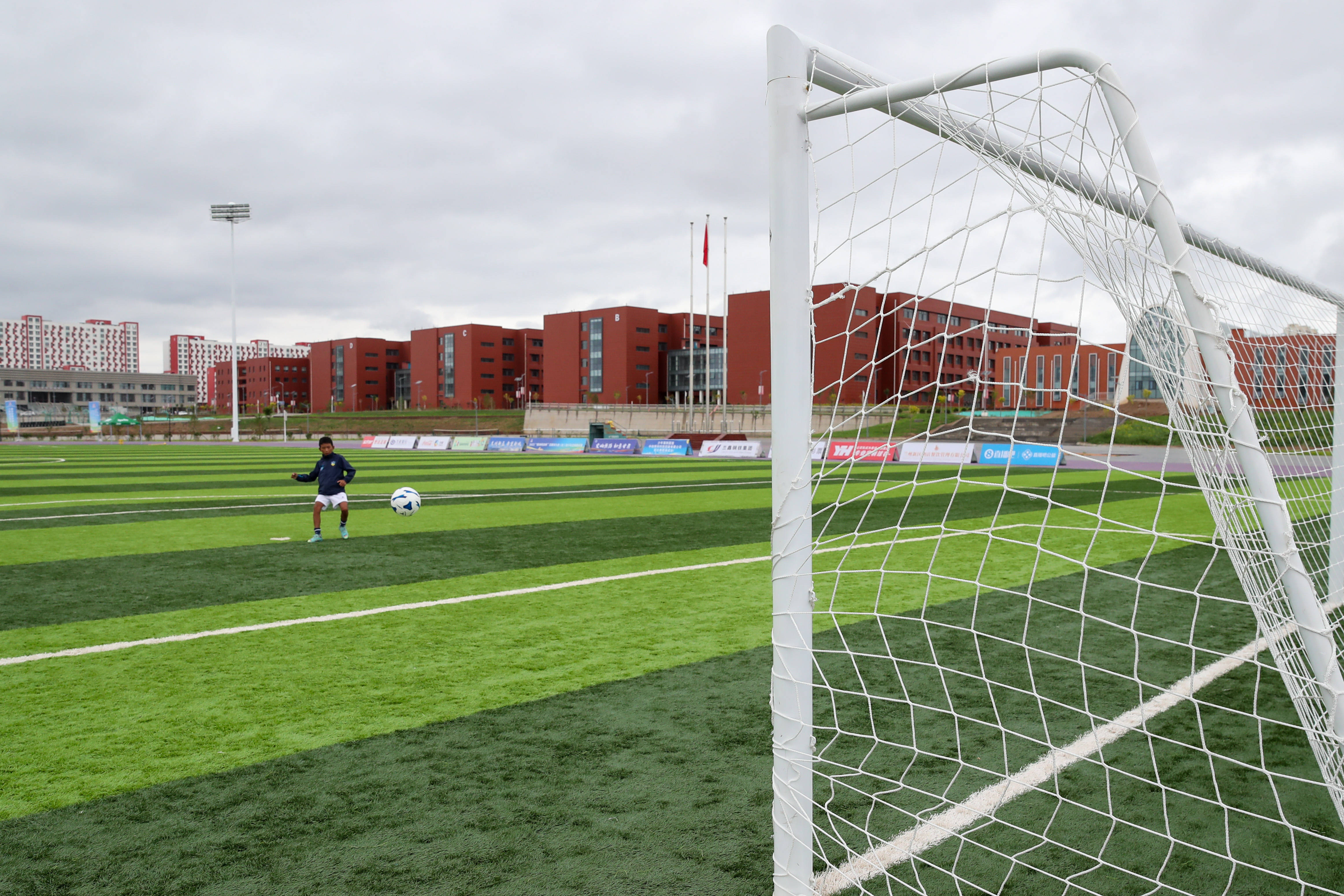 （体育）高原追风少年：从“牛粪足球”到黄河赛场