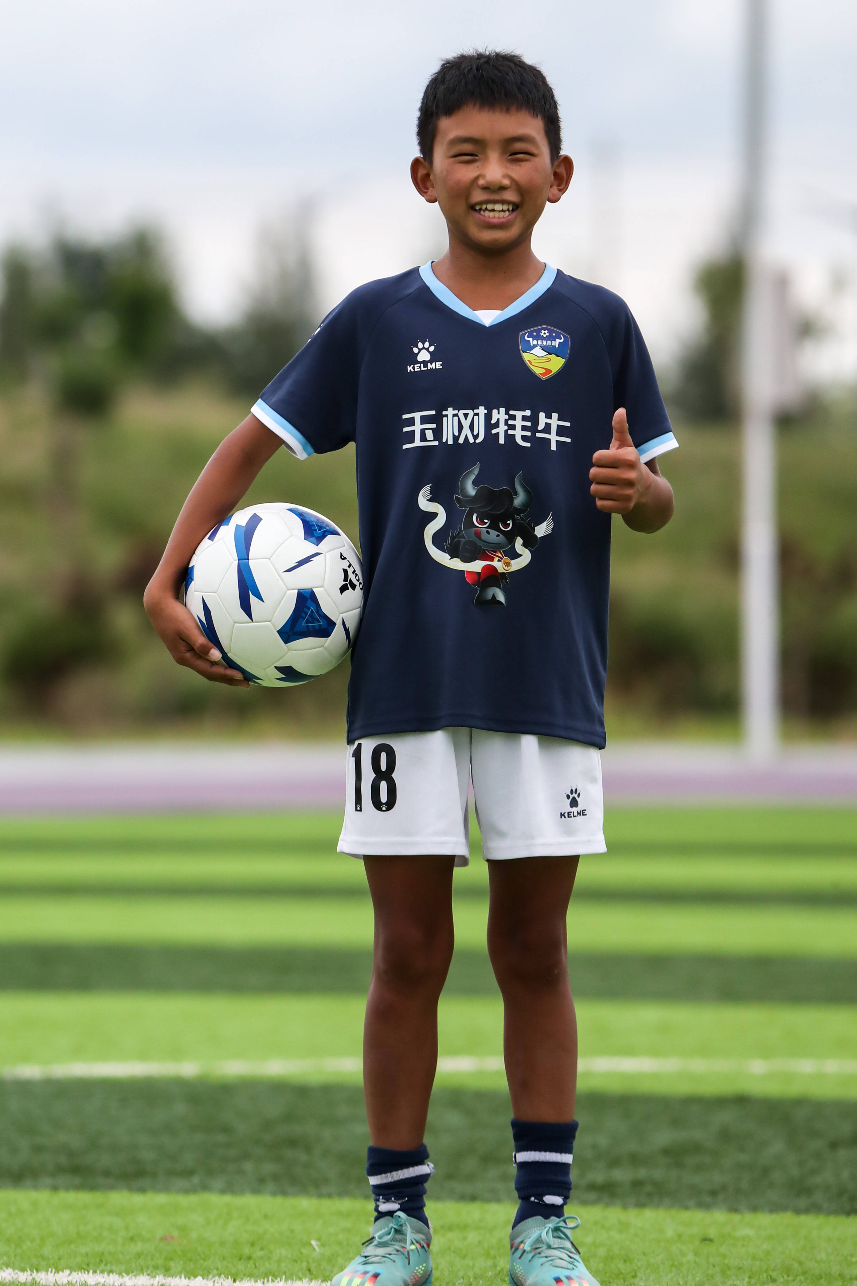 （体育）高原追风少年：从“牛粪足球”到黄河赛场