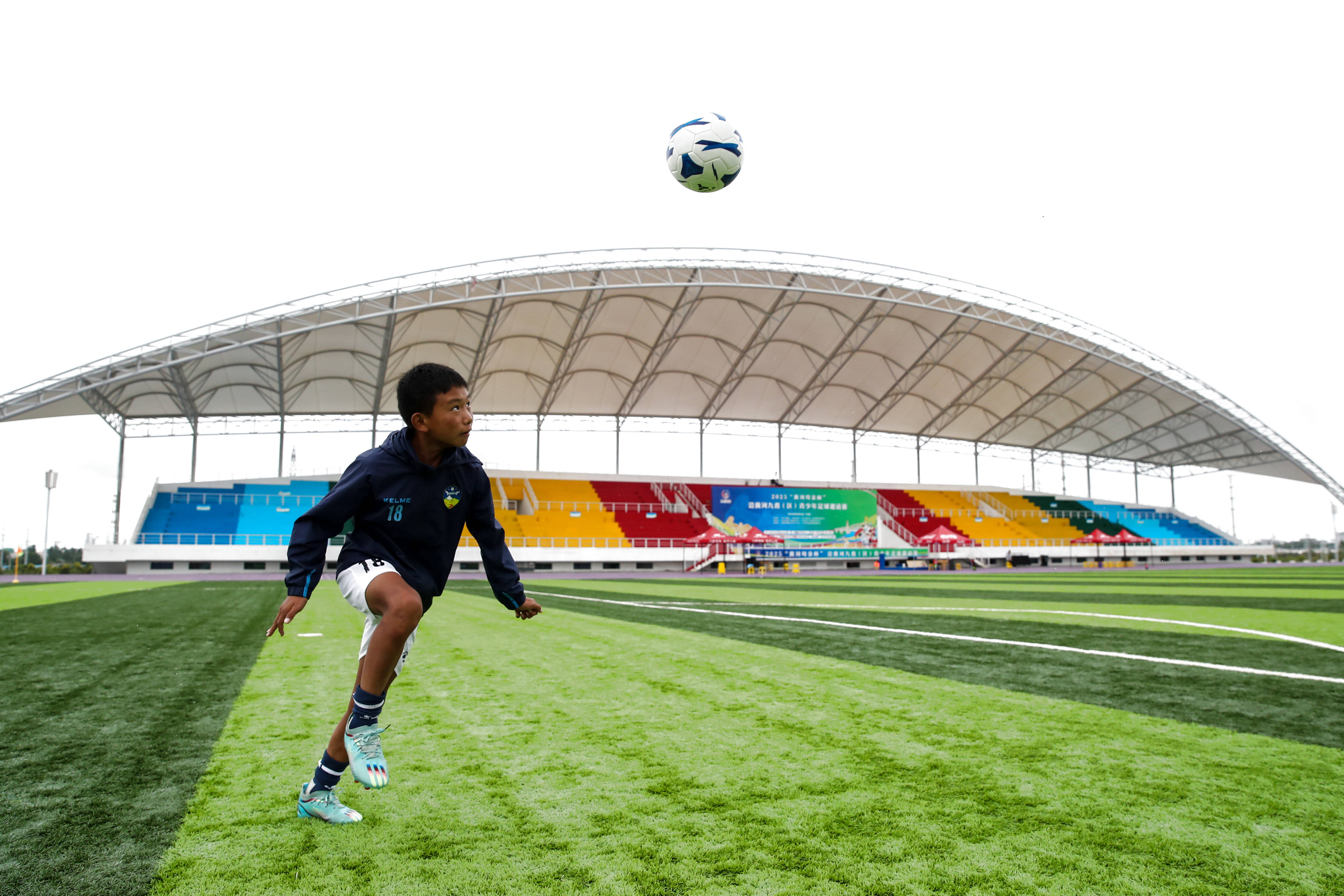 （体育）高原追风少年：从“牛粪足球”到黄河赛场