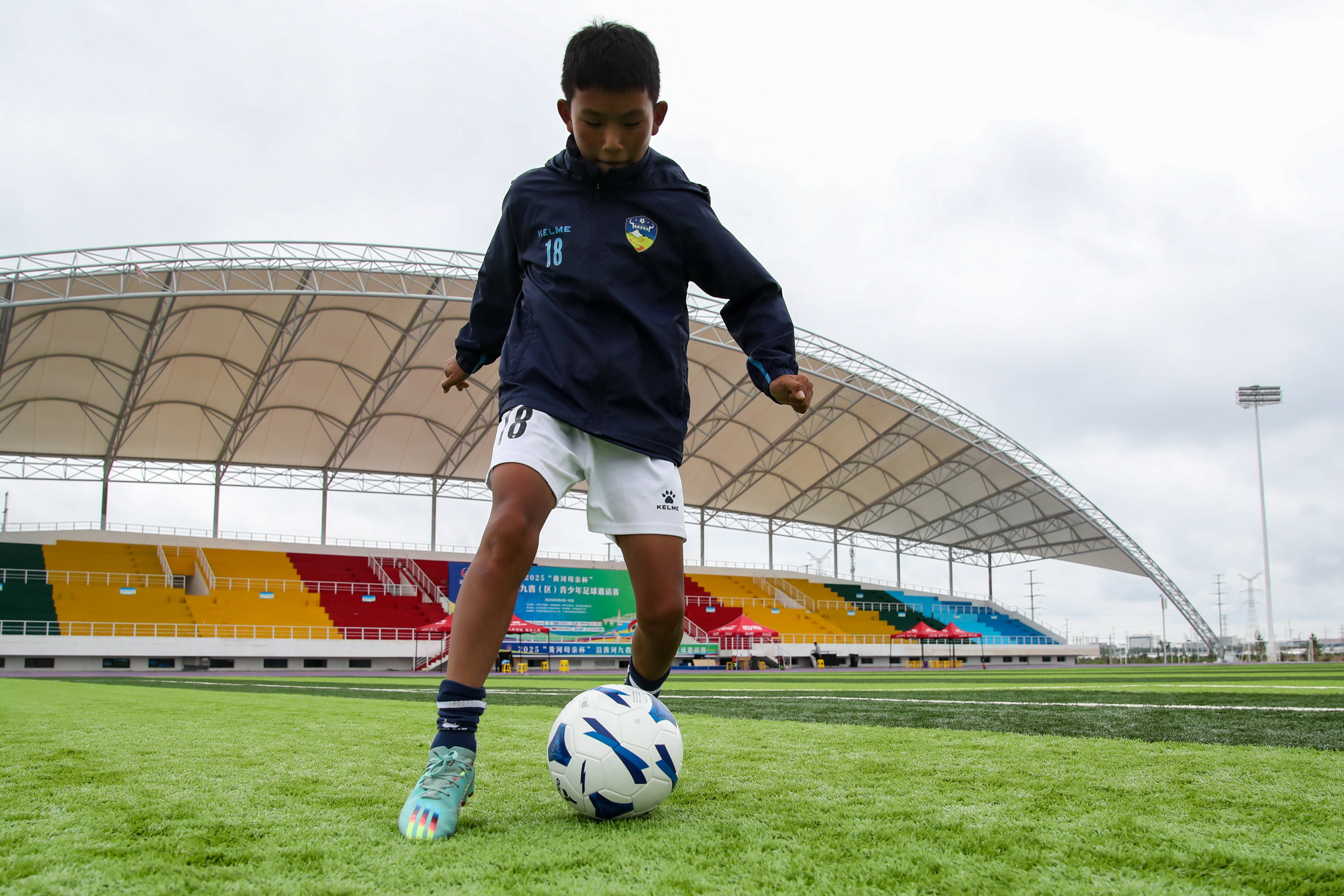 （体育）高原追风少年：从“牛粪足球”到黄河赛场