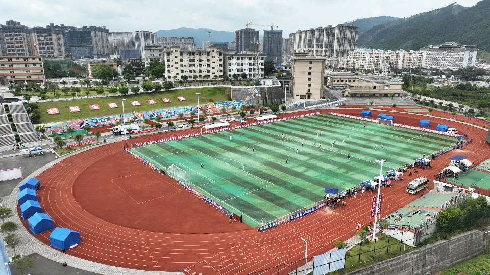 门柱(zhù)無(wú)情，点球(qiú)有义！肇(zhào)庆金利(lì)南派足球(qiú)“村(cūn)超”首秀(xiù)