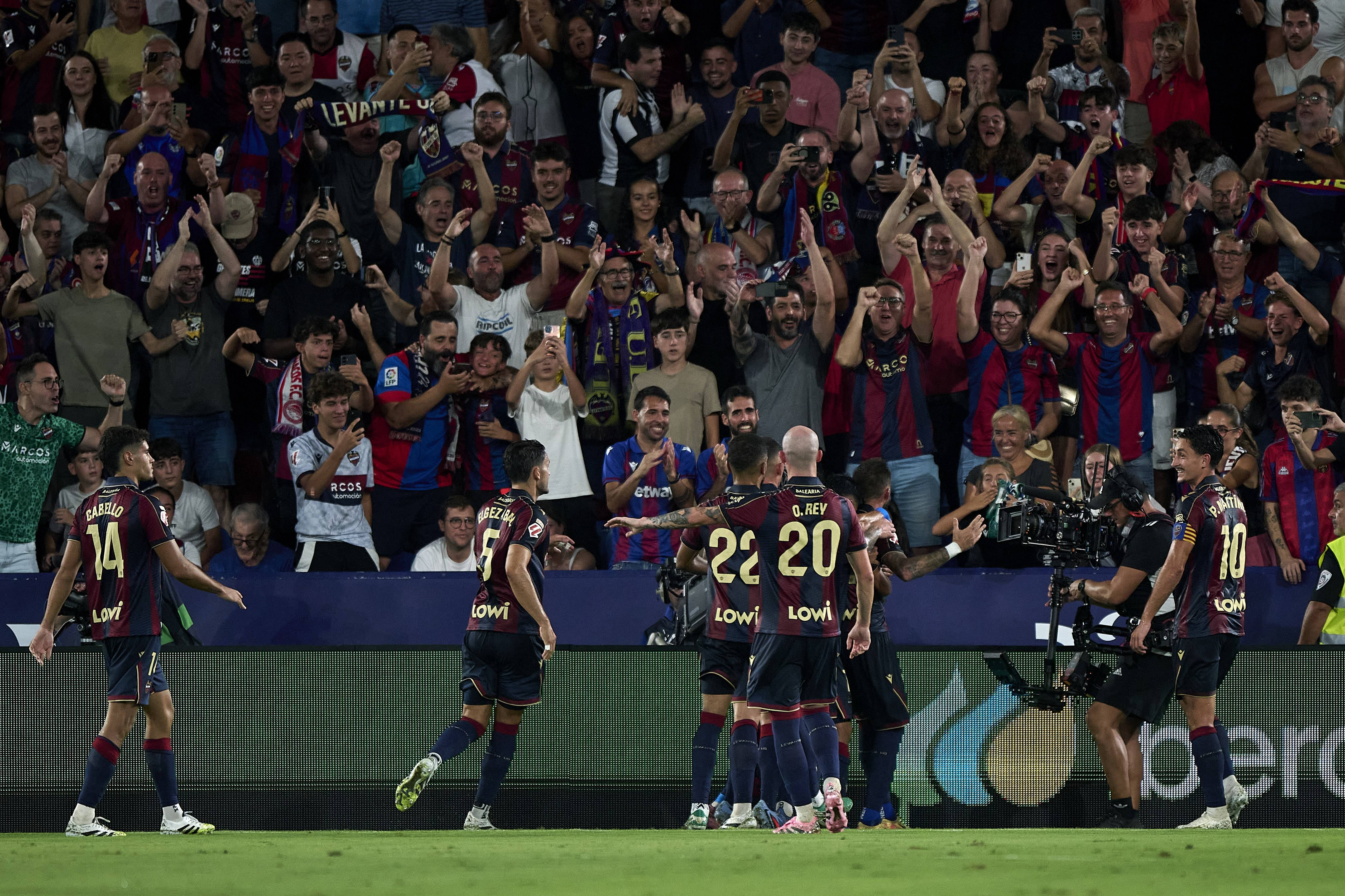 （体育）足球——西甲：巴塞罗那胜莱萬(wàn)特