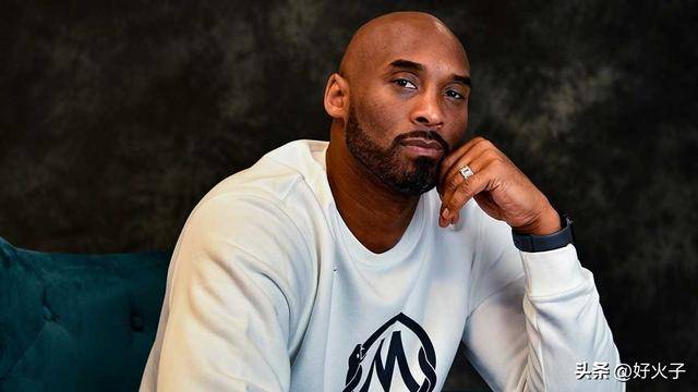 科比签署他最后一件8号球衣的视频曝光，他为湖人队效力了20年