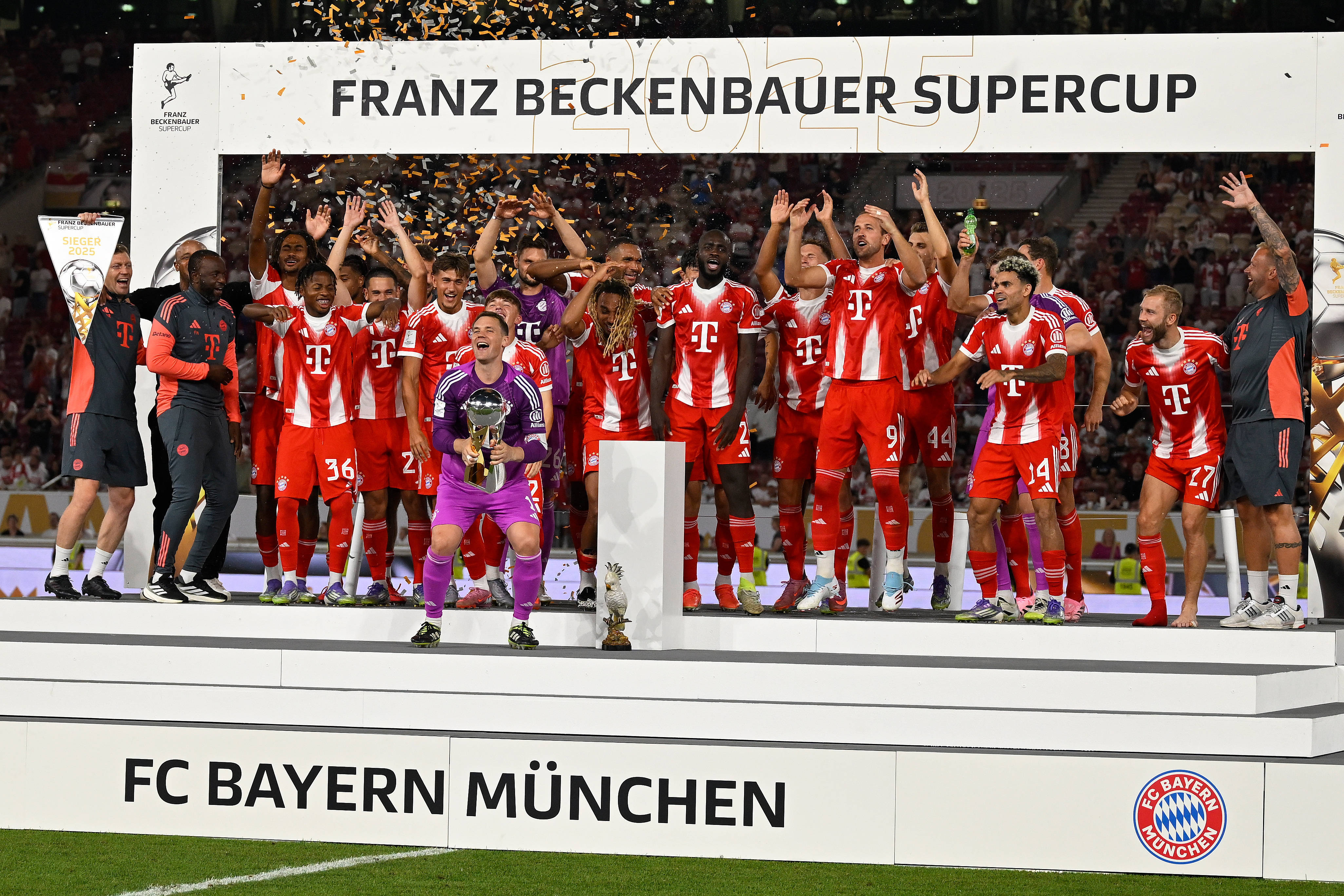 （体育）足球——弗朗茨·贝肯鲍尔超级杯：拜仁慕尼黑夺冠