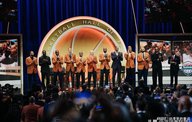 詹姆斯特殊身份进入名人堂：深情缅怀科比 见证安东尼霍华德入堂