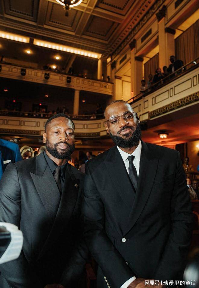 詹姆斯特殊身份进入名人堂：深情缅怀科比 见证安东尼霍华德入堂