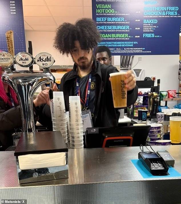 曼城主场一名酒吧工作人员在德比日穿曼联球衣上班，遭到曼城解雇
